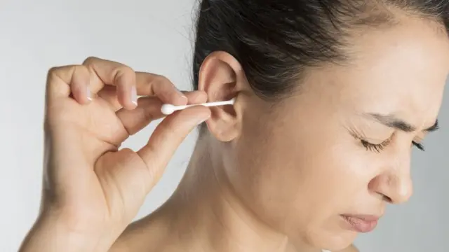 जोर लावून अशा काडीने कानात घासलं, तर कानाच्या पडद्याला छिद्रं पडण्याचा धोका असतो