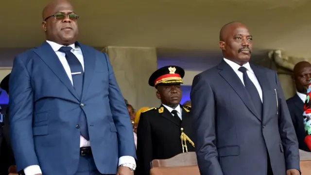 Le président sortant de la République démocratique du Congo, Joseph Kabila, et son successeur, Felix Tshisekedi, se tiennent debout lors d'une cérémonie d'investiture à Kinshasa, en République démocratique du Congo, le 24 janvier 2019.