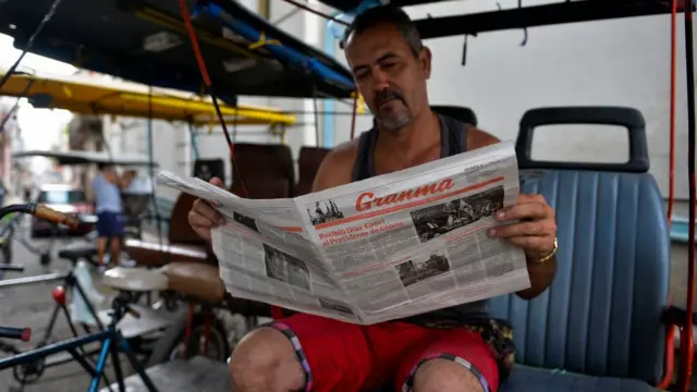 Cubano lendo jornal