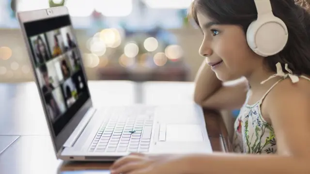 Niña en clase por internet