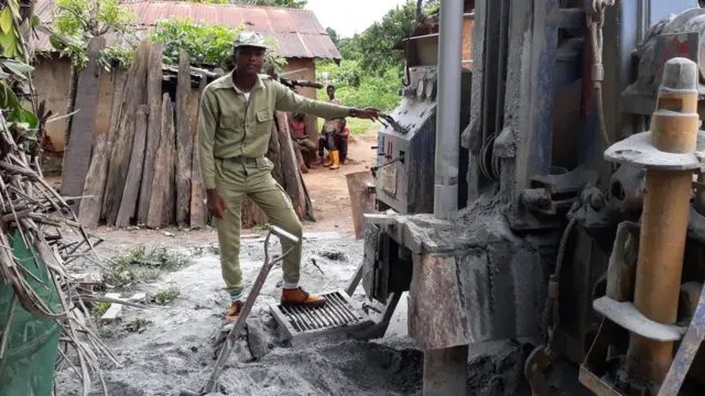 Di Corper stand near di borehole