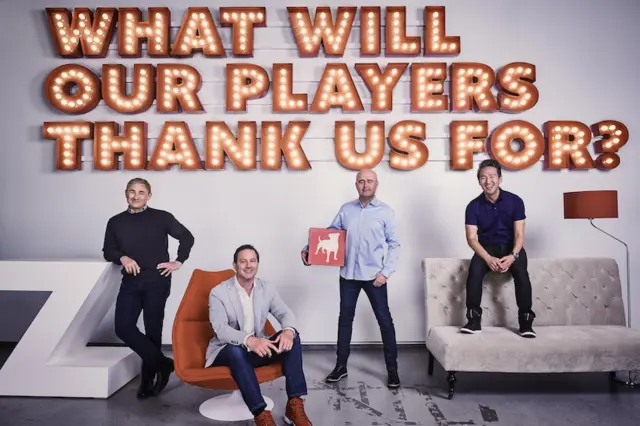 En solda Gibeau en sağda ise Barnard Kim var