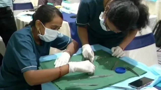 Awọn dokita n yẹ awọn eyin naa wo