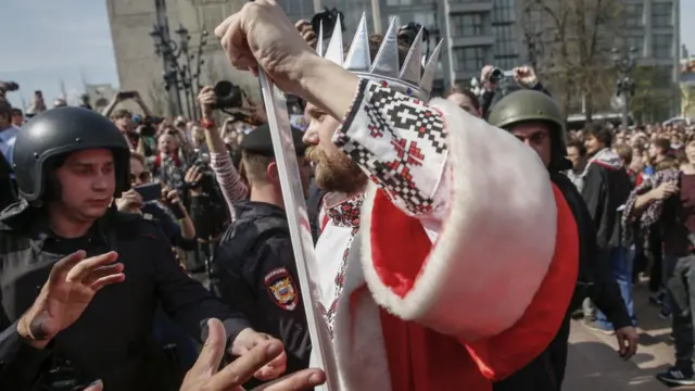 Полиция задерживает участника акции протеста 5 мя 2018 года в костюме царя