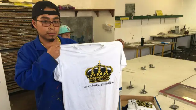 Homem mostra camisa com símbolo dos Latin Kings