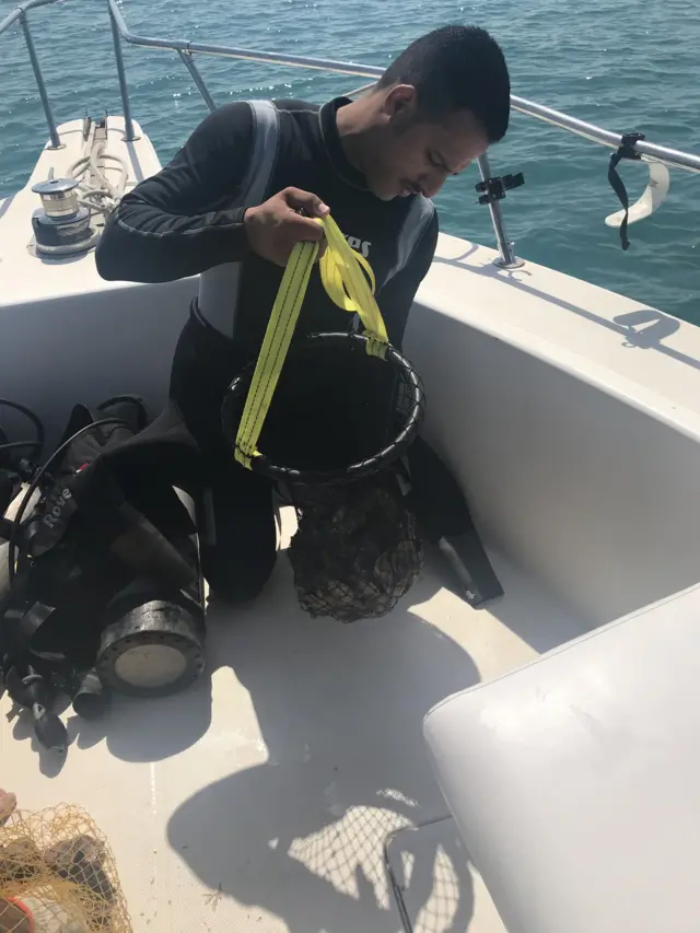 صياد يمسك بشبكة محار