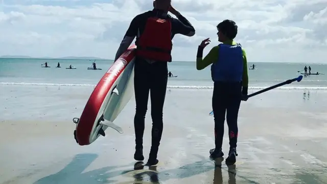 متزلجين باللوح