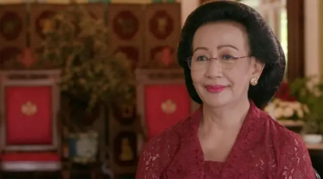 พระราชินี กุสติ กันจัง ราตู แฮมัส ทรงเล่าว่า พระองค์ทรงเลี้ยงดูพระธิดาให้มีความเป็นอิสระและเชื่อว่าตนเองเท่าเทียมกับผู้ชาย