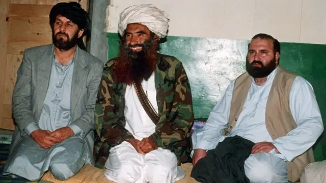 જલાલુદ્દીન હક્કાની પાકિસ્તાનમાંના તેમના બેઝમાં બે સાથીઓ જોડે.