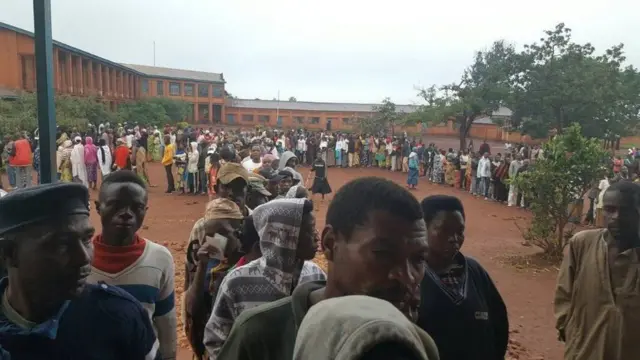 Abantu benshi baritavye amatora yo kwemeza canke guhakana ibwirizwa shingirpo rishasha