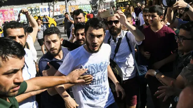 2017'de bir grup milliyetçi, valiliğin yasağı sonrası Onur Yürüyüşü için İstiklal Caddesi'nde bir araya gelmeye çalışanlara saldırmıştı