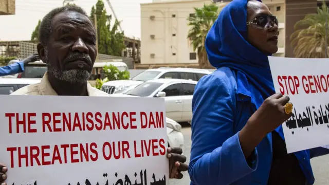 متظاهرون سودانيون يحملون لافتات للاحتجاج على الشركة الإيطالية التي شرعت في بناء سد هيداسي المعروف باسم سد النهضة الإثيوبي الكبير.