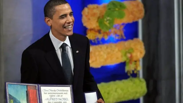 નોબેલ પુરસ્કાર સ્વીકારી રહેલા અમેરિકાના ભૂતપૂર્વ પ્રમુખ બરાક ઓબામા