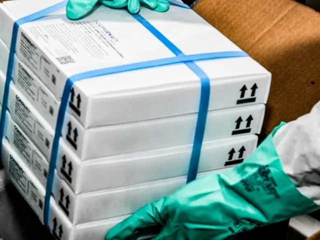 ශ්‍රී ලංකාව වෙත සඳුදා (ජුලි 05) ෆයිසර් එන්නත් 26,000 ක් ලැබුණු අතර එම එන්නත ලබා දීම බදාදා (ජුලි 07) සිට ආරම්භ කිරීමට නියමිතය.