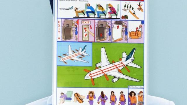 Un manual de instrucciones de emergencia de un avión