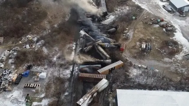 Accidente en Ohio: el miedo en una ciudad de Estados Unidos tras el descarrilamiento de un tren con sustancias químicas - BBC News Mundo