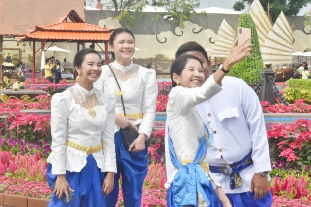 สวมชุดไทย พร้อมมือถือและผองเพื่อน ก็ต้อง กรุ๊ปเซลฟี่กันหน่อย