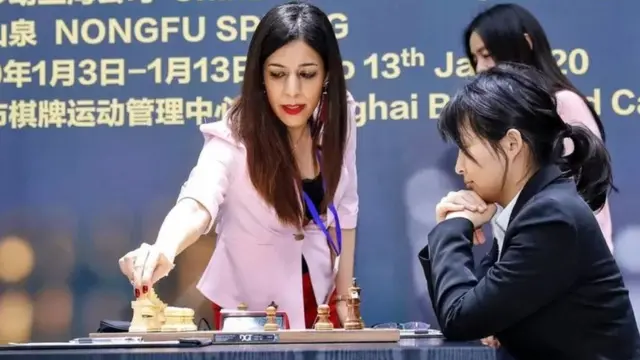 شهره بیات (منځ کې ولاړه ښځه)