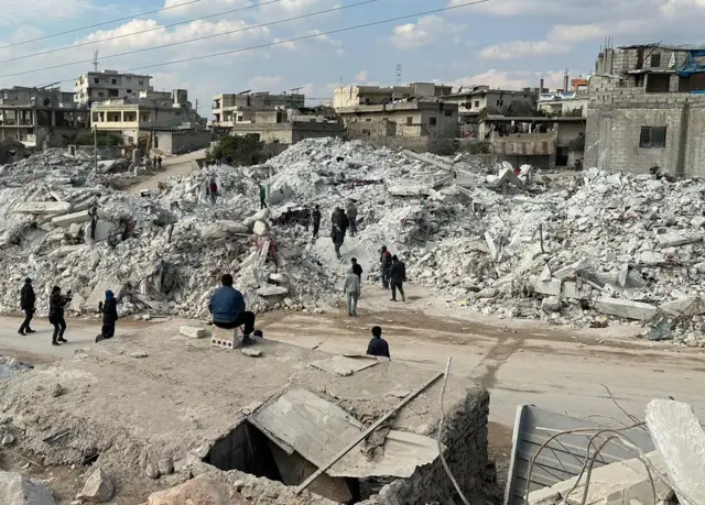 하렘 마을에서 아이들이 잔해를 치우고 있다
