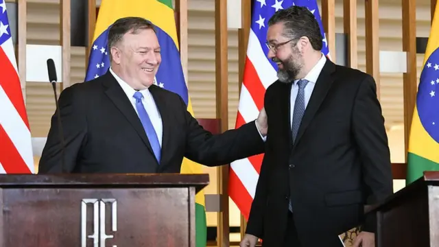 Mike Pompeo e Ernesto Araújo