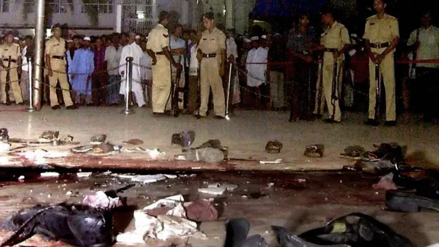 ২০০৪ সালে সিলেটে হযরত শাহজালালের মাজারে গ্রেনেড হামলার পর ঘটনাস্থলের দৃশ্য