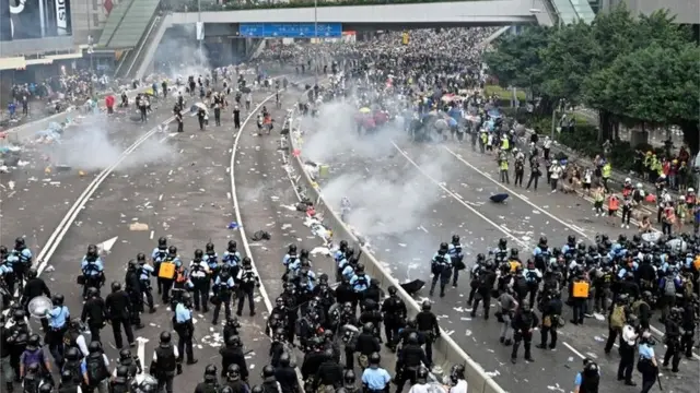 香港警方指抗议示威人士有危险甚至致命的行动。