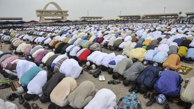Des personnes prient pendant la célébration de l'Aïd al-Fitr sur la place de l'Indépendance à Accra, au Ghana - juin 2017