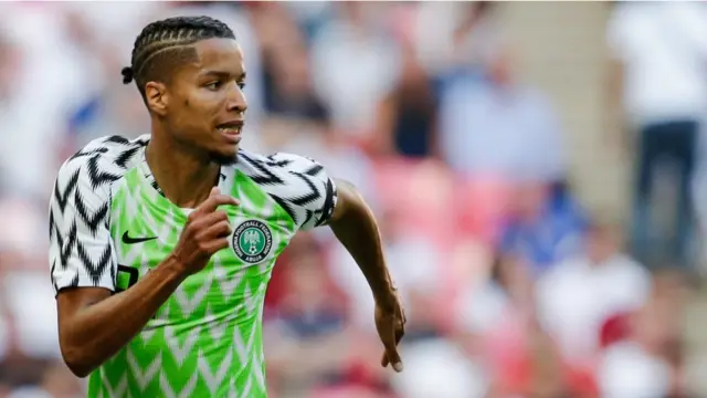 Tyronne Ebuehi con trenzas pegadas y amarradas