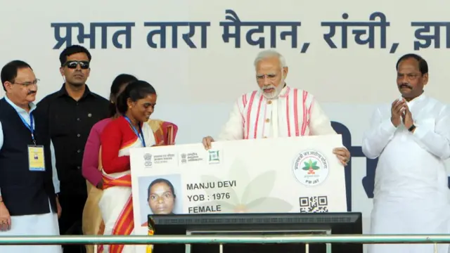 జార్ఖండ్‌లో ఓ మహిళకు ఆయుష్మాన్ భారత్ కార్డును అందిస్తున్న మోదీ