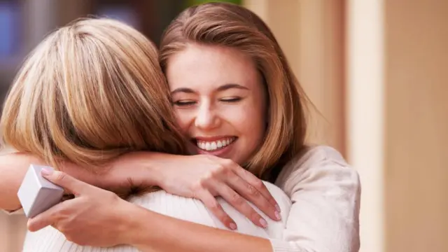 Жінки обіймаються