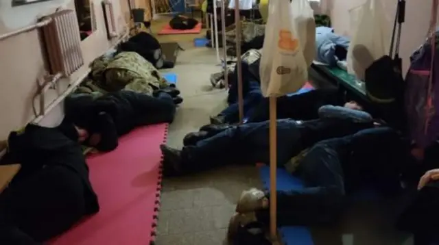 Киев метроси ичидаги вагонда ухлаётган одамлар