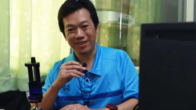 สิทธิโชค ขณะจัดรายการโชว์โนอาย