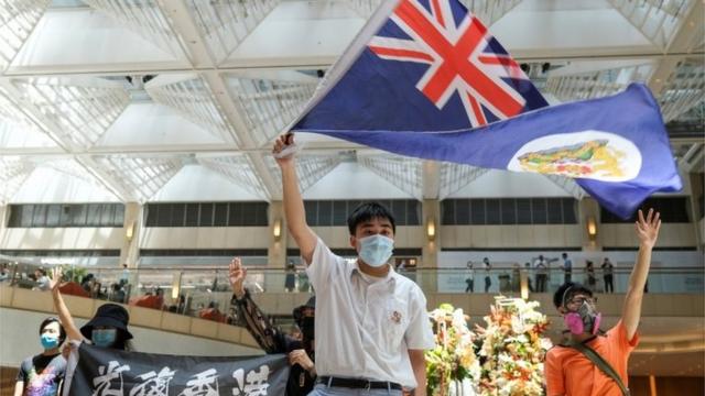香港反修例示威现场一名示威者举起港英时代旗帜（1/6/2020）