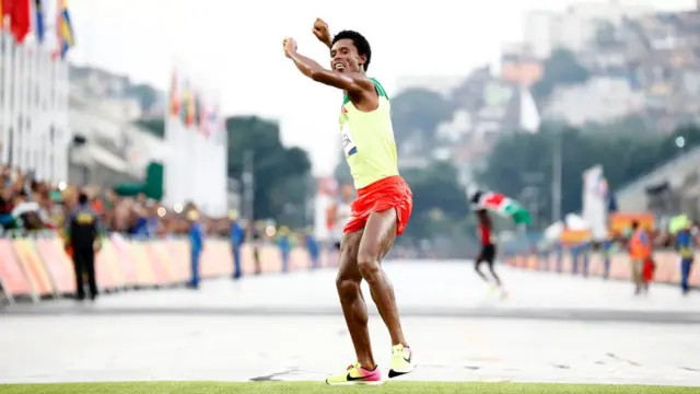 Feyisa Lilesa oo u dabaaldagaya kaalinta labaad