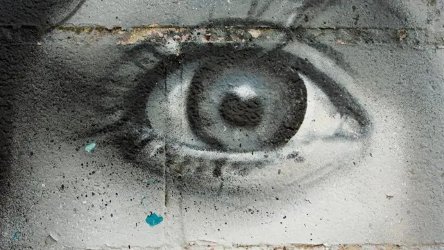 La imagen de un ojo femenino pintado en un mural