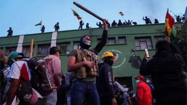 Manifestantes frente al cuartel de policía de Cochabamba
