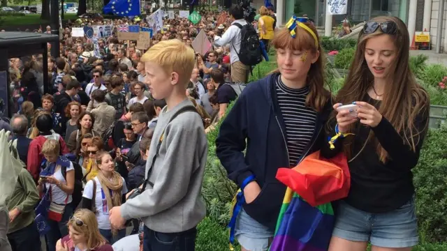 На марш пришло много молодежи, в основном голосовавшей за то, чтобы Британия осталась в ЕС