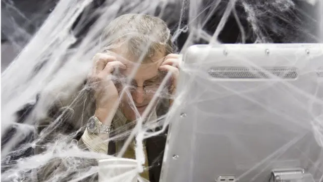 Человек, компьютер, все в паутине