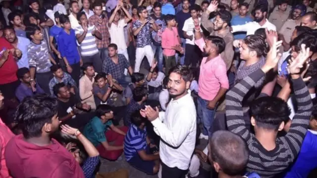 कमलेश तिवारी के घर के बाहर प्रदर्शन