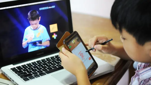Un niño con un teléfono celular en China
