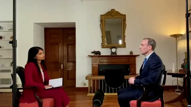 डॉमिनिक रॉब के साथ बीबीसी संवाददाता रजनी वैद्यनाथन