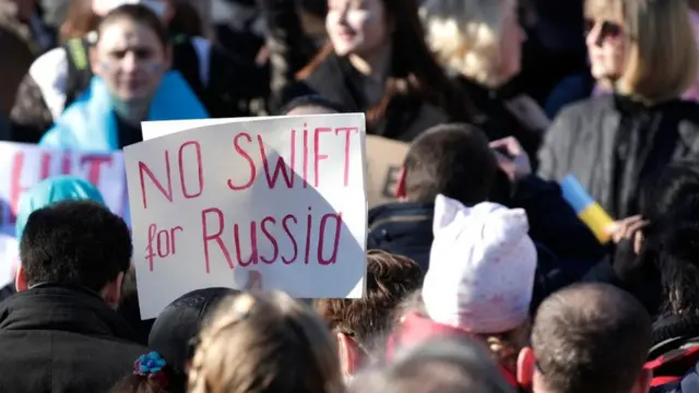 ஸ்விஃப்ட்டில் இருந்து ரஷ்யாவை தடை செய்வது