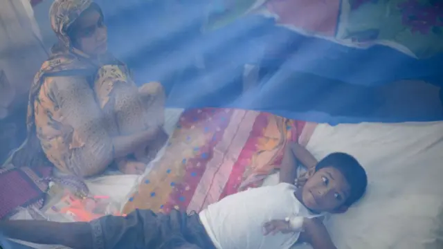 ডেঙ্গু আক্রান্ত শিশুকে নিয়ে অপেক্ষায় মা।