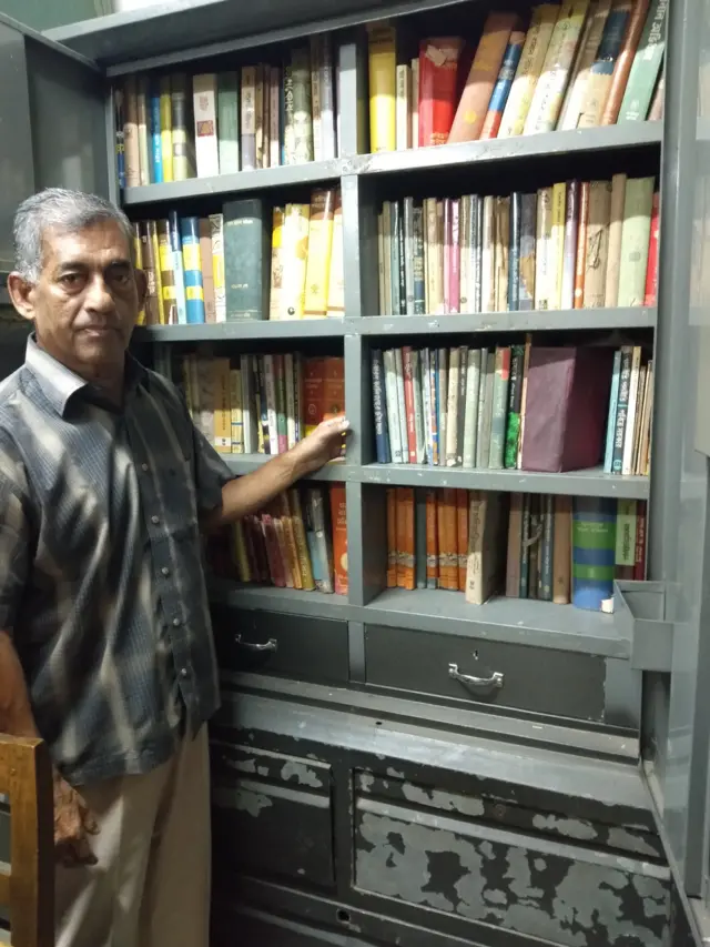 বই ছাড়াও পত্রিকার ক্রোড়পত্রগুলোতে প্রকাশিত কবিতাগুলো আলাদা করে কেটে সংকলন করেছেন তিনি