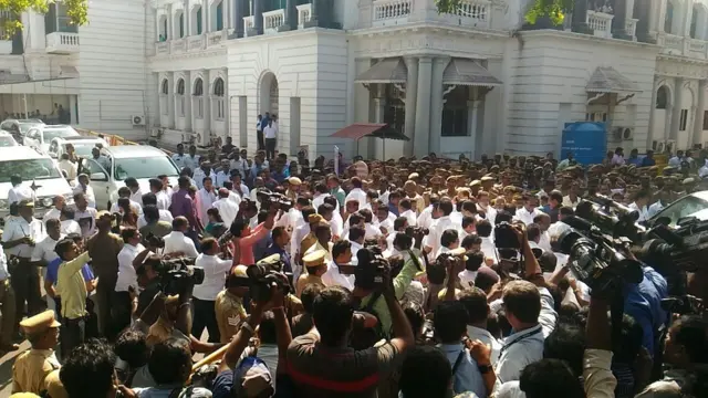 சட்டப்பேரவையில் மு.க.ஸ்டாலின் சட்டை கிழிப்பு (புகைப்படத் தொகுப்பு)