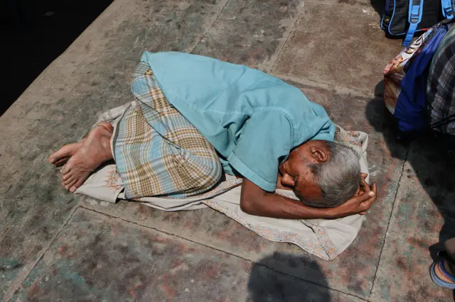 Obzirom da su vozovi veoma spori, putnici često zaspu tokom vožnje na krovovima vagona. Ovakav način prevoza je izuzetno rizičan a nesreće sa fatalnom ishodom su česte.