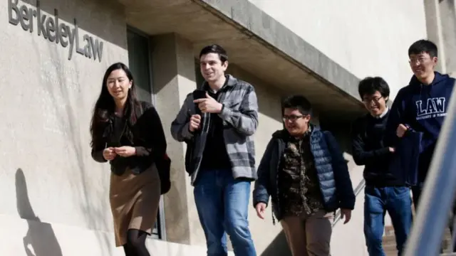 প্রায় চার লাখের মত চীনা ছাত্র-ছাত্রী যুক্তরাষ্ট্রে কলেজ-বিশ্ববিদ্যালয়গুলোতে পড়ছে