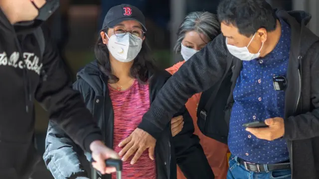 Una mujer embarazada llegando al aeropuerto internacional de Los Ángeles, EE.UU.