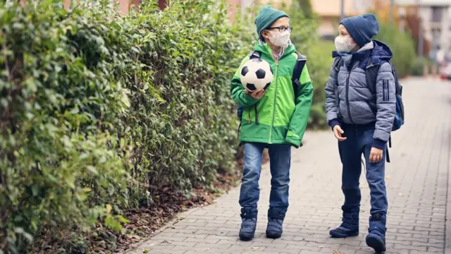 Fotoroleta da sportingbetbancoroleta da sportingbetimagens com duas crianças na rua usando máscaras