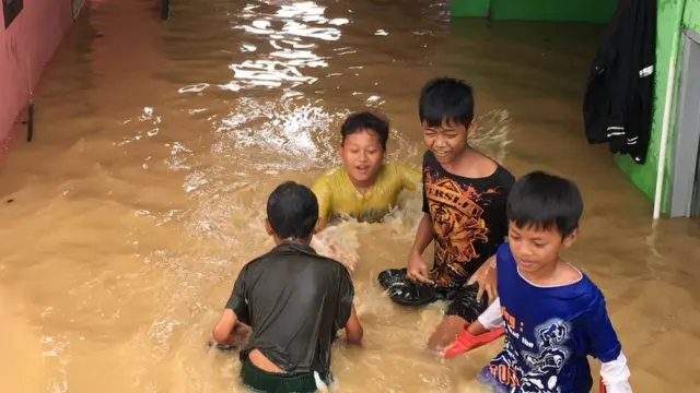 Anak-anak yang riang bersama air bah